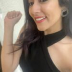 Jonita Gandhi Instagram - I'm very reel ✌🏼 #HeyEnnaPaarva #1MinMusic