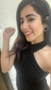 Jonita Gandhi Instagram - I'm very reel ✌🏼

#HeyEnnaPaarva #1MinMusic