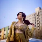 Jonita Gandhi Instagram – 𝘈𝘴 𝘵𝘩𝘦 𝘴𝘶𝘯 𝘸𝘢𝘳𝘮𝘦𝘥 𝘩𝘦𝘳 𝘧𝘢𝘤𝘦, 𝘴𝘩𝘦 𝘸𝘢𝘴 𝘳𝘦𝘮𝘪𝘯𝘥𝘦𝘥 𝘰𝘧 𝘵𝘩𝘦 𝘭𝘪𝘨𝘩𝘵 𝘸𝘪𝘵𝘩𝘪𝘯 𝘩𝘦𝘳 𝘵𝘩𝘢𝘵 𝘴𝘩𝘰𝘯𝘦 𝘣𝘳𝘪𝘨𝘩𝘵𝘦𝘳 𝘵𝘩𝘢𝘯 𝘢𝘯𝘺 𝘨𝘰𝘭𝘥. 𝘚𝘩𝘦 𝘸𝘢𝘴 𝘳𝘦𝘢𝘥𝘺 𝘵𝘰 𝘵𝘢𝘬𝘦 𝘵𝘩𝘦 𝘴𝘵𝘢𝘨𝘦 𝘢𝘯𝘥 𝘭𝘦𝘵 𝘩𝘦𝘳 𝘴𝘰𝘶𝘭 𝘥𝘢𝘯𝘤𝘦 𝘵𝘰 𝘵𝘩𝘦 𝘳𝘩𝘺𝘵𝘩𝘮 𝘰𝘧 𝘵𝘩𝘦 𝘶𝘯𝘪𝘷𝘦𝘳𝘴𝘦. 🌅🎭 

Styled by: @jaineeebheda 
Outfit: @bydivyaaggarwal  @aaayeshamehta 
Jewelry: @ishhaara @aditi_bhatt @ascend.rohank
Photographed by: @himmatsodhiphotography