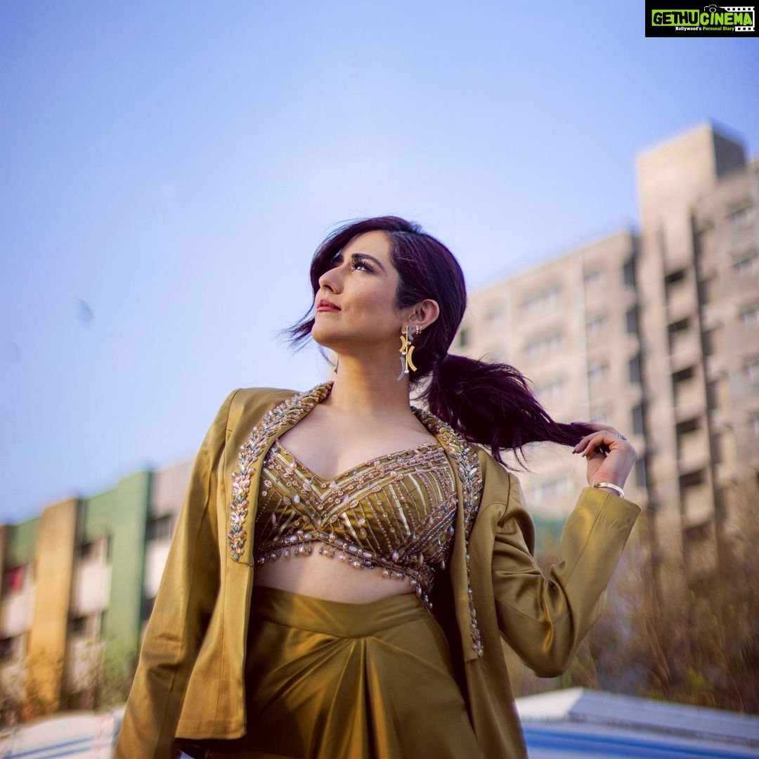 Jonita Gandhi - 230.4K Likes - 𝘈𝘴 𝘵𝘩𝘦 𝘴𝘶𝘯 𝘸𝘢𝘳𝘮𝘦𝘥 𝘩𝘦𝘳 𝘧𝘢𝘤𝘦, 𝘴𝘩𝘦 𝘸𝘢𝘴 𝘳𝘦𝘮𝘪𝘯𝘥𝘦𝘥 𝘰𝘧 𝘵𝘩𝘦 𝘭𝘪𝘨𝘩𝘵 𝘸𝘪𝘵𝘩𝘪𝘯 𝘩𝘦𝘳 𝘵𝘩𝘢𝘵 𝘴𝘩𝘰𝘯𝘦 𝘣𝘳𝘪𝘨𝘩𝘵𝘦𝘳 𝘵𝘩𝘢𝘯 𝘢𝘯𝘺 𝘨𝘰𝘭𝘥. 𝘚𝘩𝘦 𝘸𝘢𝘴 𝘳𝘦𝘢𝘥𝘺 𝘵𝘰 𝘵𝘢𝘬𝘦 𝘵𝘩𝘦 𝘴𝘵𝘢𝘨𝘦 𝘢𝘯𝘥 𝘭𝘦𝘵 𝘩𝘦𝘳 𝘴𝘰𝘶𝘭 𝘥𝘢𝘯𝘤𝘦 𝘵𝘰 𝘵𝘩𝘦 𝘳𝘩𝘺𝘵𝘩𝘮 𝘰𝘧 𝘵𝘩𝘦 𝘶𝘯𝘪𝘷𝘦𝘳𝘴𝘦. 🌅🎭
Styled by: @jaineeebheda
Outfit: @bydivyaaggarwal @aaayeshamehta
Jewelry: @ishhaara @aditi_bhatt @ascend.rohank
Photographed by: @himmatsodhiphotography
