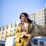 Jonita Gandhi Instagram – 𝘈𝘴 𝘵𝘩𝘦 𝘴𝘶𝘯 𝘸𝘢𝘳𝘮𝘦𝘥 𝘩𝘦𝘳 𝘧𝘢𝘤𝘦, 𝘴𝘩𝘦 𝘸𝘢𝘴 𝘳𝘦𝘮𝘪𝘯𝘥𝘦𝘥 𝘰𝘧 𝘵𝘩𝘦 𝘭𝘪𝘨𝘩𝘵 𝘸𝘪𝘵𝘩𝘪𝘯 𝘩𝘦𝘳 𝘵𝘩𝘢𝘵 𝘴𝘩𝘰𝘯𝘦 𝘣𝘳𝘪𝘨𝘩𝘵𝘦𝘳 𝘵𝘩𝘢𝘯 𝘢𝘯𝘺 𝘨𝘰𝘭𝘥. 𝘚𝘩𝘦 𝘸𝘢𝘴 𝘳𝘦𝘢𝘥𝘺 𝘵𝘰 𝘵𝘢𝘬𝘦 𝘵𝘩𝘦 𝘴𝘵𝘢𝘨𝘦 𝘢𝘯𝘥 𝘭𝘦𝘵 𝘩𝘦𝘳 𝘴𝘰𝘶𝘭 𝘥𝘢𝘯𝘤𝘦 𝘵𝘰 𝘵𝘩𝘦 𝘳𝘩𝘺𝘵𝘩𝘮 𝘰𝘧 𝘵𝘩𝘦 𝘶𝘯𝘪𝘷𝘦𝘳𝘴𝘦. 🌅🎭 

Styled by: @jaineeebheda 
Outfit: @bydivyaaggarwal  @aaayeshamehta 
Jewelry: @ishhaara @aditi_bhatt @ascend.rohank
Photographed by: @himmatsodhiphotography