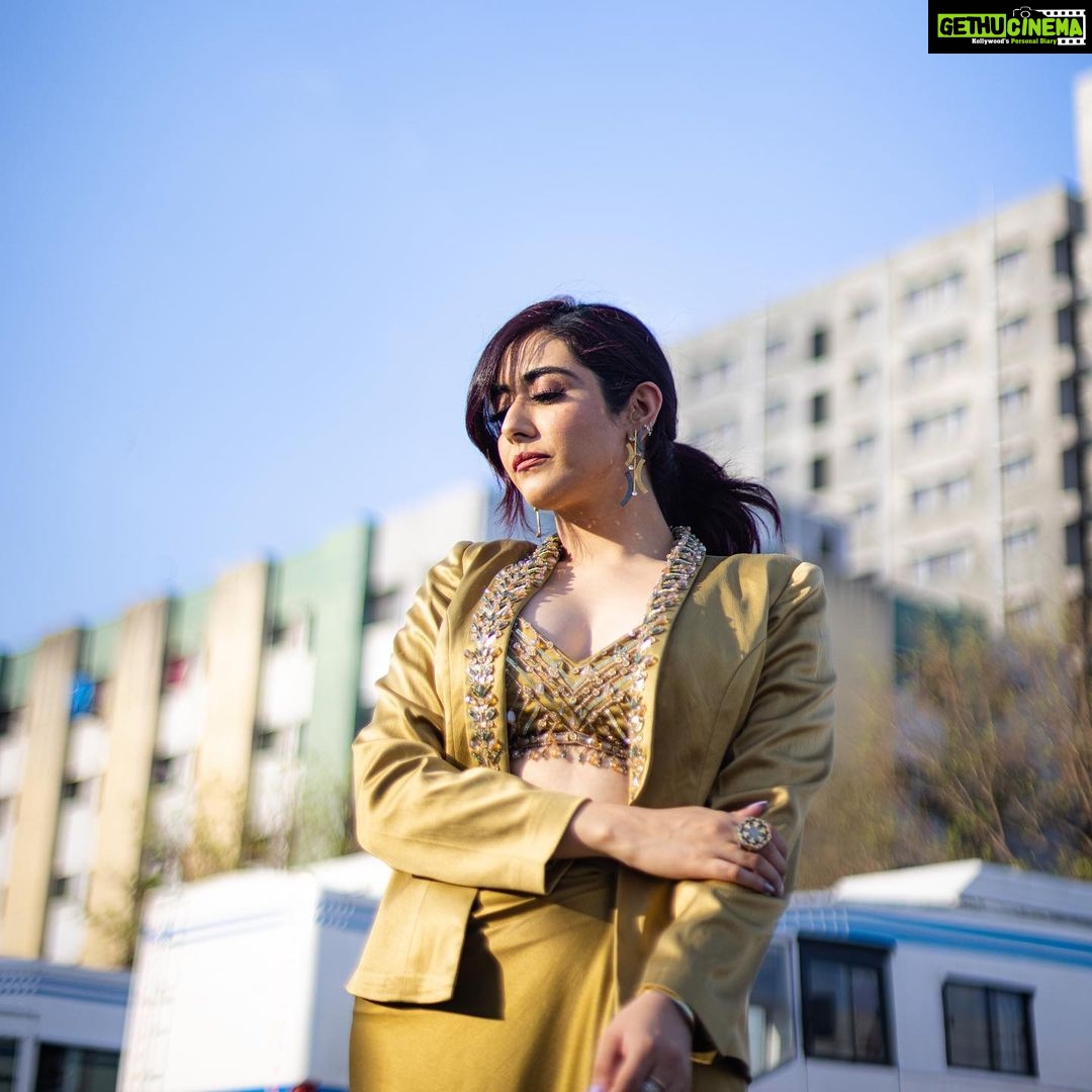 Jonita Gandhi - 230.4K Likes - 𝘈𝘴 𝘵𝘩𝘦 𝘴𝘶𝘯 𝘸𝘢𝘳𝘮𝘦𝘥 𝘩𝘦𝘳 𝘧𝘢𝘤𝘦, 𝘴𝘩𝘦 𝘸𝘢𝘴 𝘳𝘦𝘮𝘪𝘯𝘥𝘦𝘥 𝘰𝘧 𝘵𝘩𝘦 𝘭𝘪𝘨𝘩𝘵 𝘸𝘪𝘵𝘩𝘪𝘯 𝘩𝘦𝘳 𝘵𝘩𝘢𝘵 𝘴𝘩𝘰𝘯𝘦 𝘣𝘳𝘪𝘨𝘩𝘵𝘦𝘳 𝘵𝘩𝘢𝘯 𝘢𝘯𝘺 𝘨𝘰𝘭𝘥. 𝘚𝘩𝘦 𝘸𝘢𝘴 𝘳𝘦𝘢𝘥𝘺 𝘵𝘰 𝘵𝘢𝘬𝘦 𝘵𝘩𝘦 𝘴𝘵𝘢𝘨𝘦 𝘢𝘯𝘥 𝘭𝘦𝘵 𝘩𝘦𝘳 𝘴𝘰𝘶𝘭 𝘥𝘢𝘯𝘤𝘦 𝘵𝘰 𝘵𝘩𝘦 𝘳𝘩𝘺𝘵𝘩𝘮 𝘰𝘧 𝘵𝘩𝘦 𝘶𝘯𝘪𝘷𝘦𝘳𝘴𝘦. 🌅🎭
Styled by: @jaineeebheda
Outfit: @bydivyaaggarwal @aaayeshamehta
Jewelry: @ishhaara @aditi_bhatt @ascend.rohank
Photographed by: @himmatsodhiphotography