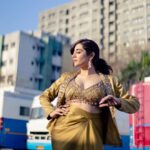 Jonita Gandhi Instagram – 𝘈𝘴 𝘵𝘩𝘦 𝘴𝘶𝘯 𝘸𝘢𝘳𝘮𝘦𝘥 𝘩𝘦𝘳 𝘧𝘢𝘤𝘦, 𝘴𝘩𝘦 𝘸𝘢𝘴 𝘳𝘦𝘮𝘪𝘯𝘥𝘦𝘥 𝘰𝘧 𝘵𝘩𝘦 𝘭𝘪𝘨𝘩𝘵 𝘸𝘪𝘵𝘩𝘪𝘯 𝘩𝘦𝘳 𝘵𝘩𝘢𝘵 𝘴𝘩𝘰𝘯𝘦 𝘣𝘳𝘪𝘨𝘩𝘵𝘦𝘳 𝘵𝘩𝘢𝘯 𝘢𝘯𝘺 𝘨𝘰𝘭𝘥. 𝘚𝘩𝘦 𝘸𝘢𝘴 𝘳𝘦𝘢𝘥𝘺 𝘵𝘰 𝘵𝘢𝘬𝘦 𝘵𝘩𝘦 𝘴𝘵𝘢𝘨𝘦 𝘢𝘯𝘥 𝘭𝘦𝘵 𝘩𝘦𝘳 𝘴𝘰𝘶𝘭 𝘥𝘢𝘯𝘤𝘦 𝘵𝘰 𝘵𝘩𝘦 𝘳𝘩𝘺𝘵𝘩𝘮 𝘰𝘧 𝘵𝘩𝘦 𝘶𝘯𝘪𝘷𝘦𝘳𝘴𝘦. 🌅🎭 

Styled by: @jaineeebheda 
Outfit: @bydivyaaggarwal  @aaayeshamehta 
Jewelry: @ishhaara @aditi_bhatt @ascend.rohank
Photographed by: @himmatsodhiphotography