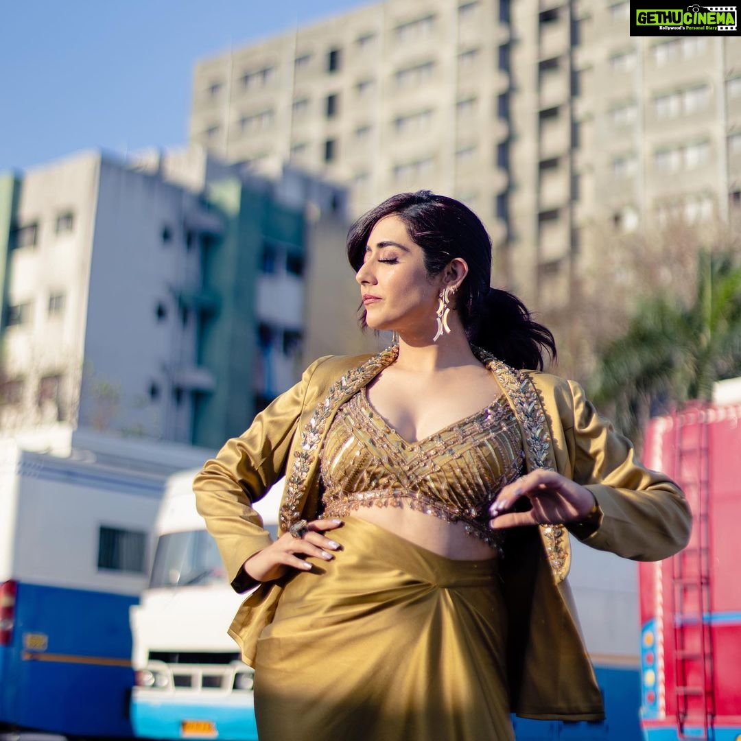 Jonita Gandhi - 230.4K Likes - 𝘈𝘴 𝘵𝘩𝘦 𝘴𝘶𝘯 𝘸𝘢𝘳𝘮𝘦𝘥 𝘩𝘦𝘳 𝘧𝘢𝘤𝘦, 𝘴𝘩𝘦 𝘸𝘢𝘴 𝘳𝘦𝘮𝘪𝘯𝘥𝘦𝘥 𝘰𝘧 𝘵𝘩𝘦 𝘭𝘪𝘨𝘩𝘵 𝘸𝘪𝘵𝘩𝘪𝘯 𝘩𝘦𝘳 𝘵𝘩𝘢𝘵 𝘴𝘩𝘰𝘯𝘦 𝘣𝘳𝘪𝘨𝘩𝘵𝘦𝘳 𝘵𝘩𝘢𝘯 𝘢𝘯𝘺 𝘨𝘰𝘭𝘥. 𝘚𝘩𝘦 𝘸𝘢𝘴 𝘳𝘦𝘢𝘥𝘺 𝘵𝘰 𝘵𝘢𝘬𝘦 𝘵𝘩𝘦 𝘴𝘵𝘢𝘨𝘦 𝘢𝘯𝘥 𝘭𝘦𝘵 𝘩𝘦𝘳 𝘴𝘰𝘶𝘭 𝘥𝘢𝘯𝘤𝘦 𝘵𝘰 𝘵𝘩𝘦 𝘳𝘩𝘺𝘵𝘩𝘮 𝘰𝘧 𝘵𝘩𝘦 𝘶𝘯𝘪𝘷𝘦𝘳𝘴𝘦. 🌅🎭
Styled by: @jaineeebheda
Outfit: @bydivyaaggarwal @aaayeshamehta
Jewelry: @ishhaara @aditi_bhatt @ascend.rohank
Photographed by: @himmatsodhiphotography
