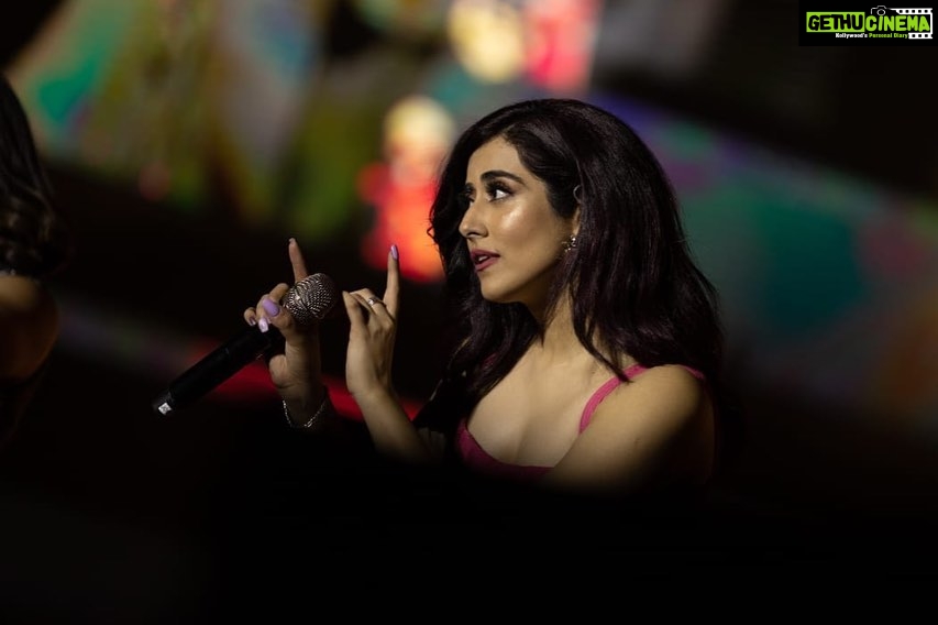 Jonita Gandhi Instagram - Pune we went harddd 👊🏼🤩 #arrahmanlive @btosproductions @bmphotography93 @mkycollective @himmatsodhiphotography Pune, Maharashtra