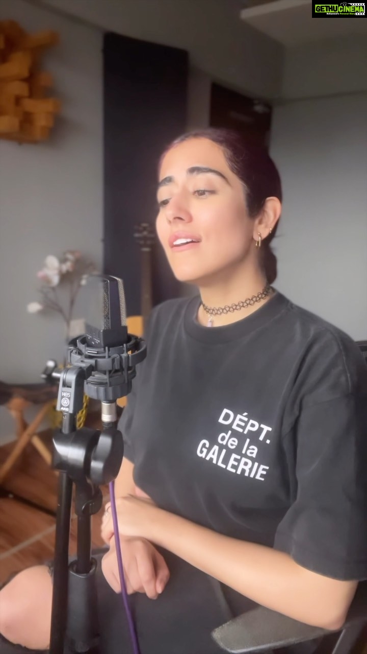 Jonita Gandhi Instagram - One of the things I love about this film is the fact that it gave me butterflies like a lot of the @dharmamovies did when I watched them growing up 🦋. @ipritamofficial da and @amitabhbhattacharyaofficial, I’ve been humming this one ever since I heard it! Such a beautiful duet by @arijitsingh and @shreyaghoshal ♥️. Here’s my rendition! Happy opening weekend team #RARKPK 💕 @karanjohar @ranveersingh @aliaabhatt @saregama_official Guitars + production by @kebajer (how are you so good 🥺) Mixed by @avinashsathish 🙏🏼🥰 PS this mini cover is dedicated to all my OG followers. It’s Sunday!!! 🐣♥️ #iykyk
