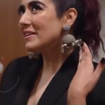 Jonita Gandhi Instagram - A little throwback to the special #SpotifyPremiumFansFirst event in celebration of #RockyAurRaniKiPremKahaani release day! Wear your jhumkas and go watch the movie 🤓 You’ve seen the hook step to our song so many times I’m sure you know them by now, so get up and dance with us when you hear it and tag us in all of your reels 💁🏻‍♀️ @spotifyindia @dharmamovies @saregama_official @ipritamofficial @aliaabhatt @ranveersingh @sonunigamofficial