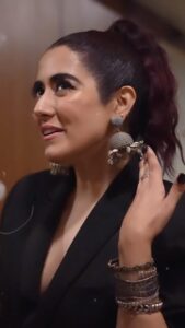 Jonita Gandhi Instagram - A little throwback to the special #SpotifyPremiumFansFirst event in celebration of #RockyAurRaniKiPremKahaani release day! Wear your jhumkas and go watch the movie 🤓

You’ve seen the hook step to our song so many times I’m sure you know them by now, so get up and dance with us when you hear it and tag us in all of your reels 💁🏻‍♀️

@spotifyindia @dharmamovies @saregama_official @ipritamofficial @aliaabhatt @ranveersingh @sonunigamofficial
