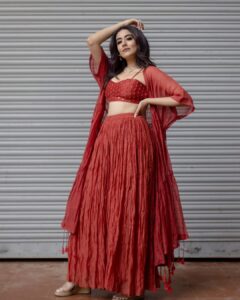 Jonita Gandhi Instagram - Jimikki Ponnu 💃🏻

Our new song from Varisu is yours to stream and dance along to now! @musicthaman @anirudhofficial @lyricist_vivek 

Photographed by @kiransaphotography
MUA @prakatwork 
Styled by @jaineeebheda 
Outfit @therightcut
Jewels @gi.ti.india
Footwear @stoffastyle

#varisu #rashmikamandanna #talapathyvijay #thaman #anirudh #tamilsong