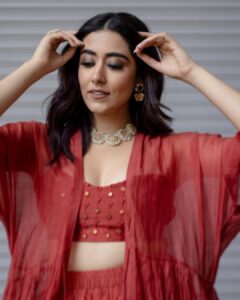 Jonita Gandhi Instagram - Jimikki Ponnu 💃🏻

Our new song from Varisu is yours to stream and dance along to now! @musicthaman @anirudhofficial @lyricist_vivek 

Photographed by @kiransaphotography
MUA @prakatwork 
Styled by @jaineeebheda 
Outfit @therightcut
Jewels @gi.ti.india
Footwear @stoffastyle

#varisu #rashmikamandanna #talapathyvijay #thaman #anirudh #tamilsong