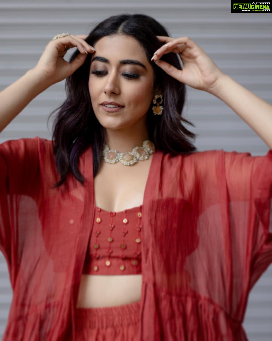 Jonita Gandhi - 236.4K Likes - Jimikki Ponnu 💃🏻
Our new song from Varisu is yours to stream and dance along to now! @musicthaman @anirudhofficial @lyricist_vivek
Photographed by @kiransaphotography
MUA @prakatwork
Styled by @jaineeebheda
Outfit @therightcut
Jewels @gi.ti.india
Footwear @stoffastyle
#varisu #rashmikamandanna #talapathyvijay #thaman #anirudh #tamilsong