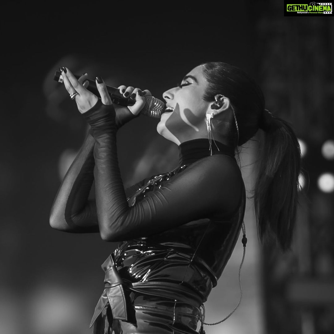 Jonita Gandhi - 215.8K Likes - Opening for @postmalone was definitely one for the books š
So incredibly thankful to those of you who came out to support, to @feedingindia for the beautiful platform, and to everyone who helped me put together an act that Iām truly proud of ā„ļø. The hard work feels so worth it when it all comes together like it did!!!
šø - @themediatronic
Dance Squad:
@tusharshetty95 @simran_khanwani @shahkanch @nandika_diwedi @chandni_moonlight
Styling - @jaineeebheda
HMU - @neerajnavare @aaliyahussainhairmakeupcreator
Band:
@danielkennethrego @clinton.charles.0908 @anurag.drums @mojophy @kadamaditya @percnitish @chirag.jaisinghani @adityapushkarna @vjkaycee
šÆāāļøā„ļø: @akankshanamdeo @njadoonanan
@feedingindia @zomato