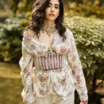 Jonita Gandhi Instagram – Laakh waade jahaan ke jhoothe hain
Log aadhe jahaan ke jhoothe hain…

@thecandymag @farrahkader @shreyansdungarwal @style_tubbies @kanika_arrora @vipulalala @tanishka.juneja @grandhyattmumbai @kushprbrand @volokal

@labelritukumar @houseofdoro

#Candymagin #jonitagandhi