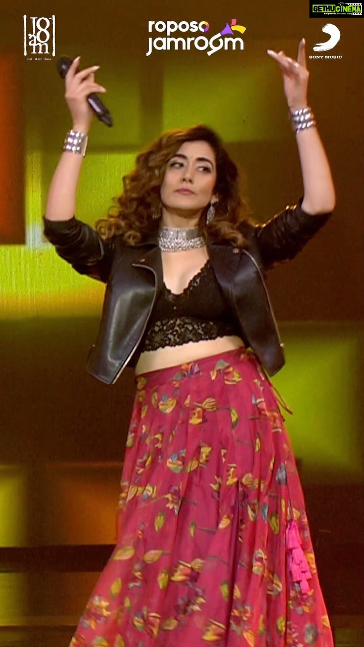 Jonita Gandhi Instagram - The wedding anthem of the year, #HoneyKeSang by me, @amitprakashmishra and @iamakshaydhawan is yours now! Watch the video only on @roposolove @glancescreen and @sonymusicindia 's YouTube channel! . . @ipritamofficial @jam8studio @shlokelal