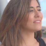 Jonita Gandhi Instagram - Hey guysssss 👋🏼 As you probably know, I’m on tour right now with the awesome AR Rahman troupe… and during our time off in Tampa, Keba and I worked on something especially for you! Here’s our take on the beautiful song, Neeyum Naanum from Naanum Rowdy Dhaan ♥️. We hope you like what we’ve done! The longer version is up on my YouTube channel so feel free to go check it out 🙌🏼 Loads of love to you all for your continuous love and support 🙏🏼😇 Special thanks to @dannybutler_ for shooting this, @avinashsathish for the mix & master, and to @njadoonanan for the edit ⭐️