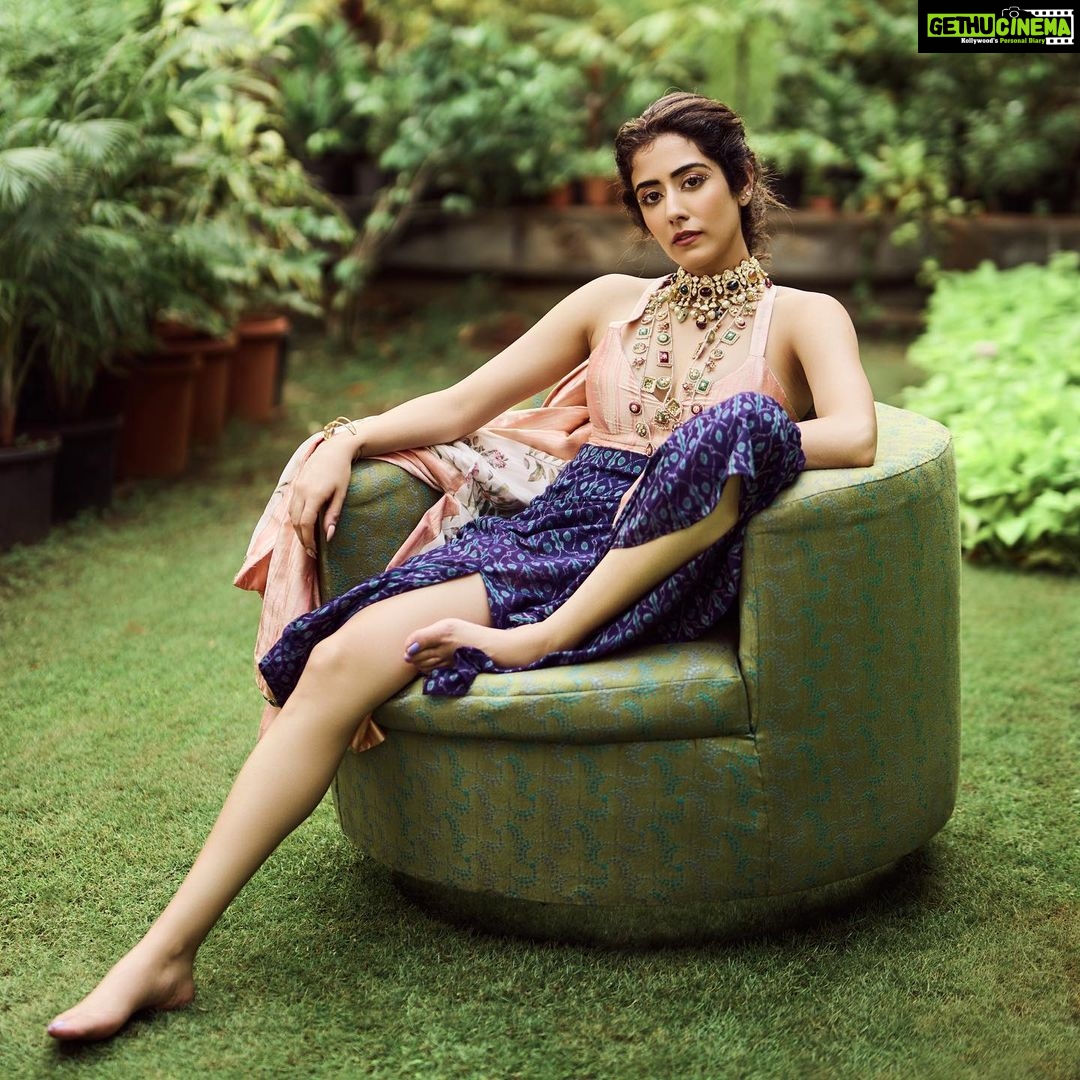 Jonita Gandhi - 199.3K Likes - Limited edition āš¼
For: @thecandymag
Creative Director: @farrahkader
Photographed by: @shreyansdungarwal
Styling by: @style_tubbies
Makeup & Hair Artist: @kanika_arrora
Assistant stylist: @vipulalala
Words by: @tanishka.juneja
Location: @grandhyattmumbai
Artist PR: @kushprbrand
Alliance partner: @volokal
Wearing
Juniper Bustier Top and Cape: @november_noon
Sambalpuri Ikat Skirt with high slit: @larrarh_
Fine Jewelery: @shobhashringar
Amber Colour-block Slingback: @heelandbucklelondon
#Candymagin
