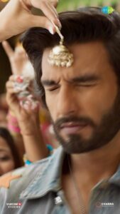 Jonita Gandhi Instagram - What Jhumka?! 

Big love to Pritam Da @ipritamofficial for always trusting me to be the drama queen that I am behind that mic! So good to share another gem with @arijitsingh @amitabhbhattacharyaofficial @ranveersingh @aliaabhatt 😍

Cheers to the OG @karanjohar @dharmamovies & @saregama_official for dropping that jhumkaaaaaa 💃🏻💃🏻💃🏻

#RockyAurRaniKiiPremKahaani hits cinemas July 28!

#RRKPK @aapkadharam #JayaBachchan @azmishabana18 @apoorva1972 @ajit_andhare @ishita_moitra @shashankkhaitan @gogoroy @somenmishra #MadanMohan @ganeshacharyaa @viacom18studios