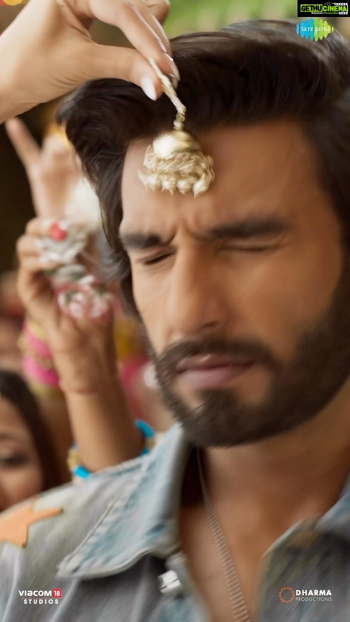 Jonita Gandhi - 387.4K Likes - What Jhumka?!
Big love to Pritam Da @ipritamofficial for always trusting me to be the drama queen that I am behind that mic! So good to share another gem with @arijitsingh @amitabhbhattacharyaofficial @ranveersingh @aliaabhatt š
Cheers to the OG @karanjohar @dharmamovies & @saregama_official for dropping that jhumkaaaaaa šš»šš»šš»
#RockyAurRaniKiiPremKahaani hits cinemas July 28!
#RRKPK @aapkadharam #JayaBachchan @azmishabana18 @apoorva1972 @ajit_andhare @ishita_moitra @shashankkhaitan @gogoroy @somenmishra #MadanMohan @ganeshacharyaa @viacom18studios