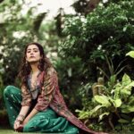 Jonita Gandhi Instagram - San sanana nana… 🍃 For: @thecandymag Creative Director: @farrahkader Photographed by: @shreyansdungarwal Styling by: @style_tubbies Makeup & Hair Artist: @kanika_arrora Assistant stylist: @vipulalala Words by: @tanishka.juneja Location: @grandhyattmumbai Artist PR: @kushprbrand Alliance partner: @volokal Wearing Verve Bandeau Top in Harmonize Camo: @arokaofficial Rust Red Jacket: @saundhindia Green Los Angeles Pants: @aaprolabel Co-ordinated by: @urjaaphatak Silver Jewelery: @sangeetaboochra Cobalt Point Toe Pump: @heelandbucklelondon