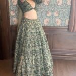 Jonita Gandhi Instagram - Shaadi vibes in Shrewsbury 🍃 Styled by @jaineeebheda Assisted by @stylefilebysonali Outfit: @shyamalbhumika Earrings: @sonisapphire Bangles: @curiocottagejewelry Shrewsbury, Shropshire