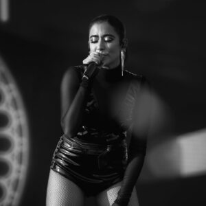 Jonita Gandhi Instagram - Opening for @postmalone was definitely one for the books 🚀

So incredibly thankful to those of you who came out to support, to @feedingindia for the beautiful platform, and to everyone who helped me put together an act that I’m truly proud of ♥️. The hard work feels so worth it when it all comes together like it did!!!

📸 - @themediatronic

Dance Squad:
@tusharshetty95 @simran_khanwani @shahkanch @nandika_diwedi @chandni_moonlight

Styling - @jaineeebheda
HMU - @neerajnavare @aaliyahussainhairmakeupcreator

Band:
@danielkennethrego @clinton.charles.0908 @anurag.drums @mojophy @kadamaditya @percnitish @chirag.jaisinghani @adityapushkarna @vjkaycee

👯‍♀️♥️: @akankshanamdeo @njadoonanan

@feedingindia @zomato
