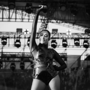 Jonita Gandhi Instagram - Opening for @postmalone was definitely one for the books 🚀

So incredibly thankful to those of you who came out to support, to @feedingindia for the beautiful platform, and to everyone who helped me put together an act that I’m truly proud of ♥️. The hard work feels so worth it when it all comes together like it did!!!

📸 - @themediatronic

Dance Squad:
@tusharshetty95 @simran_khanwani @shahkanch @nandika_diwedi @chandni_moonlight

Styling - @jaineeebheda
HMU - @neerajnavare @aaliyahussainhairmakeupcreator

Band:
@danielkennethrego @clinton.charles.0908 @anurag.drums @mojophy @kadamaditya @percnitish @chirag.jaisinghani @adityapushkarna @vjkaycee

👯‍♀️♥️: @akankshanamdeo @njadoonanan

@feedingindia @zomato
