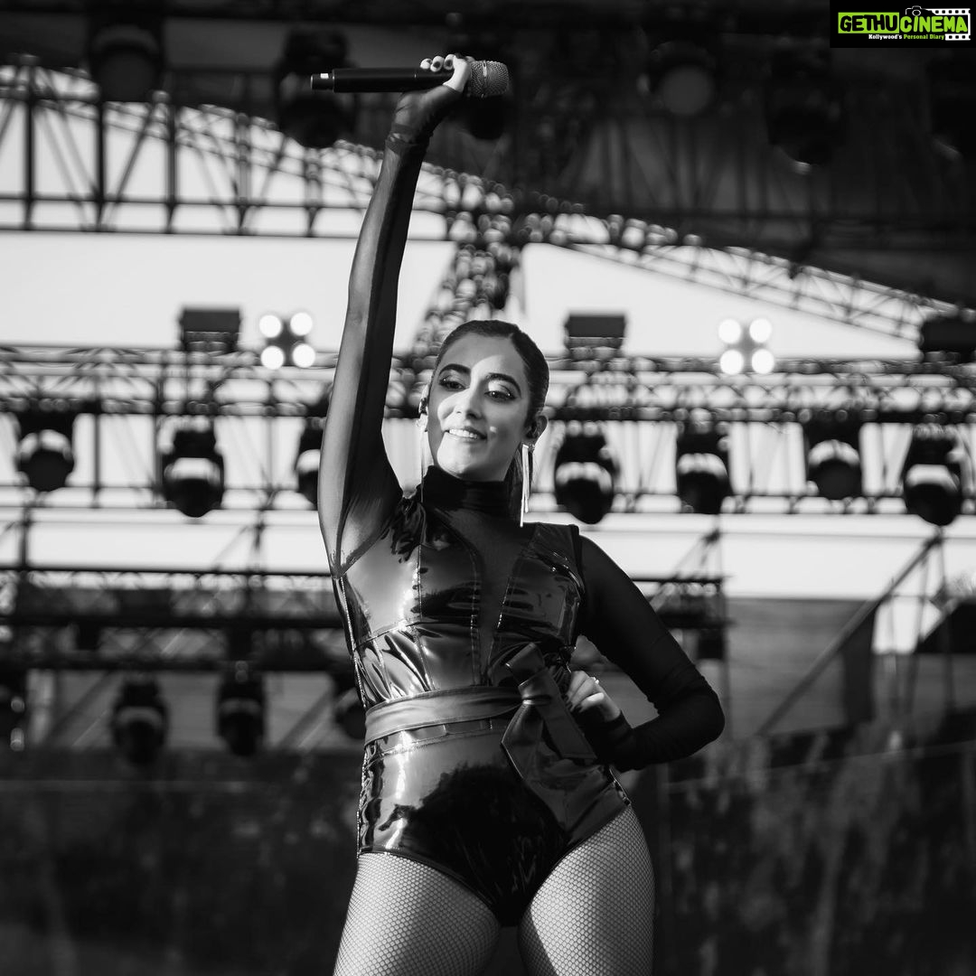Jonita Gandhi - 215.8K Likes - Opening for @postmalone was definitely one for the books š
So incredibly thankful to those of you who came out to support, to @feedingindia for the beautiful platform, and to everyone who helped me put together an act that Iām truly proud of ā„ļø. The hard work feels so worth it when it all comes together like it did!!!
šø - @themediatronic
Dance Squad:
@tusharshetty95 @simran_khanwani @shahkanch @nandika_diwedi @chandni_moonlight
Styling - @jaineeebheda
HMU - @neerajnavare @aaliyahussainhairmakeupcreator
Band:
@danielkennethrego @clinton.charles.0908 @anurag.drums @mojophy @kadamaditya @percnitish @chirag.jaisinghani @adityapushkarna @vjkaycee
šÆāāļøā„ļø: @akankshanamdeo @njadoonanan
@feedingindia @zomato