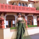 Jonita Gandhi Instagram - My palace awaits me 👑 @papadontpreachbyshubhika @pallavi_85