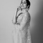 Jonita Gandhi Instagram - Happy Diwali 🪔 @jaineeebheda @shyamalbhumika @urbanthesaurus_jewellery @ascend.rohank @sana.k.official @prakatwork @lakshmiijagan @chethichandhar