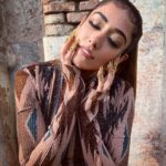 Jonita Gandhi Instagram - B̷l̷e̷n̷d̷ ̷I̷n̷ Stand Out. 🐴🦄 Stylist: @pallavi_85 Hair: @dwyessh_hairwizard Makeup: @glamourbeautybysu Top: @nikitamhaisalkar Nail Accents: @kavyapotluriofficial