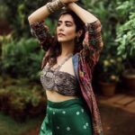 Jonita Gandhi Instagram - Don’t stop be-leafing 🌱 For: @thecandymag Creative Director: @farrahkader Photographed by: @shreyansdungarwal Styling by: @style_tubbies Makeup & Hair Artist: @kanika_arrora Assistant stylist: @vipulalala Words by: @tanishka.juneja Location: @grandhyattmumbai Artist PR: @kushprbrand Alliance partner: @volokal Wearing Verve Bandeau Top in Harmonize Camo: @arokaofficial Rust Red Jacket: @saundhindia Green Los Angeles Pants: @aaprolabel Co-ordinated by: @urjaaphatak Silver Jewelery: @sangeetaboochra Cobalt Point Toe Pump: @heelandbucklelondon #candymagin