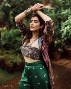 Jonita Gandhi Instagram - Don’t stop be-leafing 🌱

For: @thecandymag
Creative Director: @farrahkader
Photographed by: @shreyansdungarwal
Styling by: @style_tubbies
Makeup & Hair Artist: @kanika_arrora
Assistant stylist: @vipulalala
Words by: @tanishka.juneja
Location: @grandhyattmumbai
Artist PR: @kushprbrand
Alliance partner: @volokal

Wearing 
Verve Bandeau Top in Harmonize Camo: @arokaofficial
Rust Red Jacket: @saundhindia
Green Los Angeles Pants: @aaprolabel
Co-ordinated by: @urjaaphatak
Silver Jewelery: @sangeetaboochra
Cobalt Point Toe Pump: @heelandbucklelondon

#candymagin