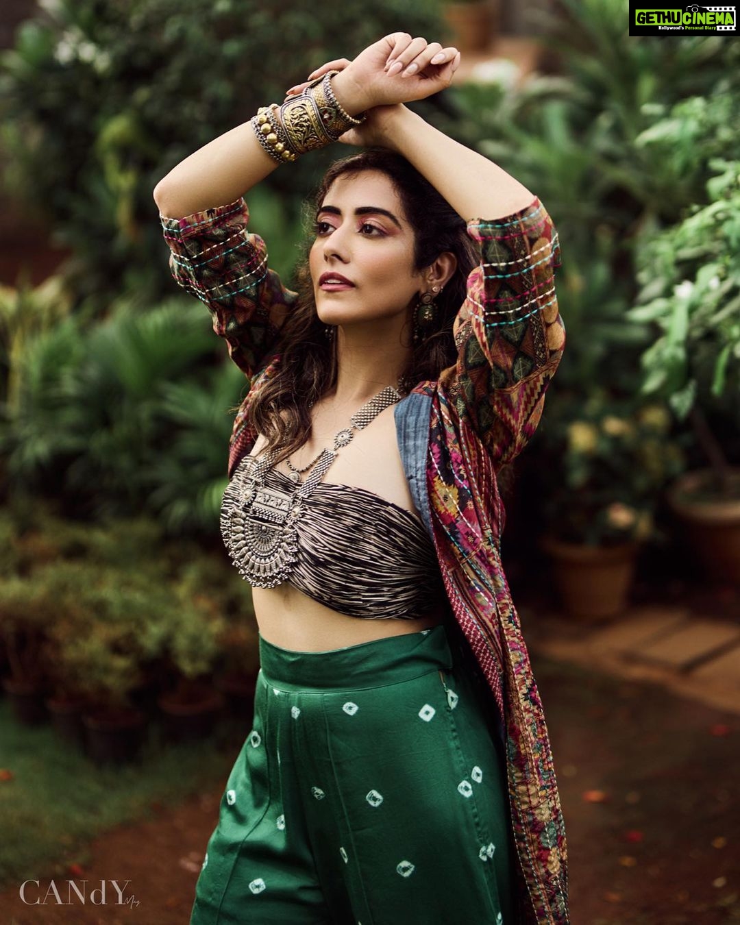 Jonita Gandhi - 220.7K Likes - Donāt stop be-leafing š±
For: @thecandymag
Creative Director: @farrahkader
Photographed by: @shreyansdungarwal
Styling by: @style_tubbies
Makeup & Hair Artist: @kanika_arrora
Assistant stylist: @vipulalala
Words by: @tanishka.juneja
Location: @grandhyattmumbai
Artist PR: @kushprbrand
Alliance partner: @volokal
Wearing
Verve Bandeau Top in Harmonize Camo: @arokaofficial
Rust Red Jacket: @saundhindia
Green Los Angeles Pants: @aaprolabel
Co-ordinated by: @urjaaphatak
Silver Jewelery: @sangeetaboochra
Cobalt Point Toe Pump: @heelandbucklelondon
#candymagin