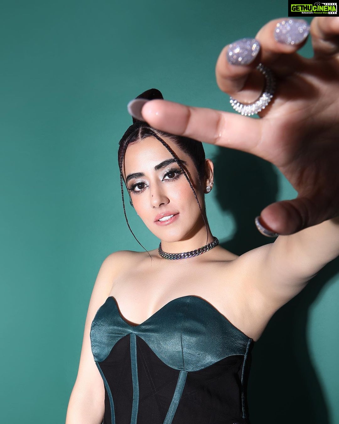 Jonita Gandhi - 208.3K Likes - Last night for @graziaindia #graziamillennialawards2023 šø
Photo: @amey_ghatge
Hair: @dwyessh_hairwizard
Makeup: @zoyamakeupandhair
Nails: @itssoezi
Styled by: @saumyathakur
#styledbysaums
Wearing:
Outfit @siddhantagrawallabel
Jewels @dripproject.co
Boots @londonrag_in
Style Team
Intern @snehalkorate
On set @sethmuskaan