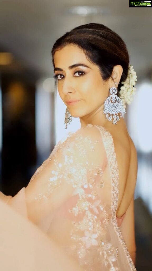 Jonita Gandhi Instagram - 🌸 Styled by @jaineeebheda Gorgeous saree by @shyamalbhumika Jewellery by @urbanthesaurus_jewellery @ascend.rohank Shoes by @sana.k.official Hair and makeup by @prakatwork & team Photographer - @lakshmiijagan Assisted by - @chethichandhar Video shot and cut by - @tubelight.mediaworks