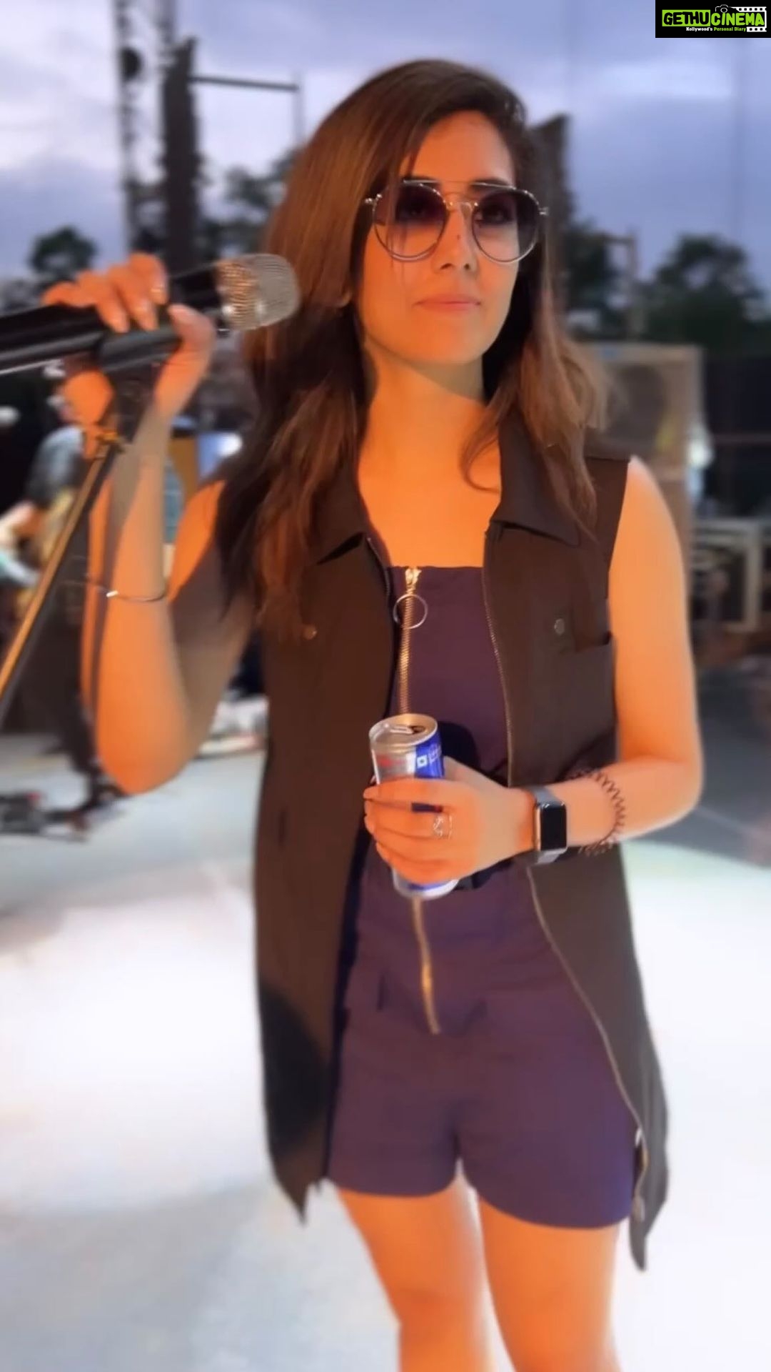 Jonita Gandhi Instagram - I'ma keep you craving 😈 #JonitaLive ⭐️ @dhwani_cet 🎞 @akankshanamdeo