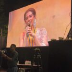 Jonita Gandhi Instagram - Sing alonggg 🎤 @behindwoodsofficial ♥️ #vaseegara #behindwoods #awards #tamil #singalong