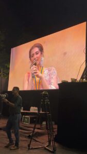 Jonita Gandhi Instagram - Sing alonggg 🎤  @behindwoodsofficial ♥️ 
#vaseegara #behindwoods #awards #tamil #singalong