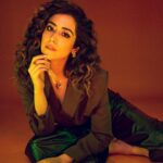 Jonita Gandhi Instagram - 2 Million! 🤎 Photo: @tejasnerurkarr Stylist: @simran_kabra Assistant: @divijaashishupal Makeup by: @neerajnavare.makeupartist Hair by: @snigdha_hairandmakeup Pants: @labelmannatgupta Jewellery: @viangevintage @bellofox