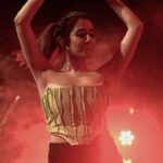 Jonita Gandhi Instagram - @ragam_nitc y’all were WILD! Thanks for the memoriesss✌🏼 🎥: @themediatronic 👗: @politesociety_official #jonitalive #thejonitagandhiband #jontourage #herewego #aftermovie Nit Calicut