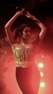 Jonita Gandhi Instagram - @ragam_nitc y’all were WILD! Thanks for the memoriesss✌🏼

🎥: @themediatronic
👗: @politesociety_official

#jonitalive #thejonitagandhiband #jontourage #herewego #aftermovie
