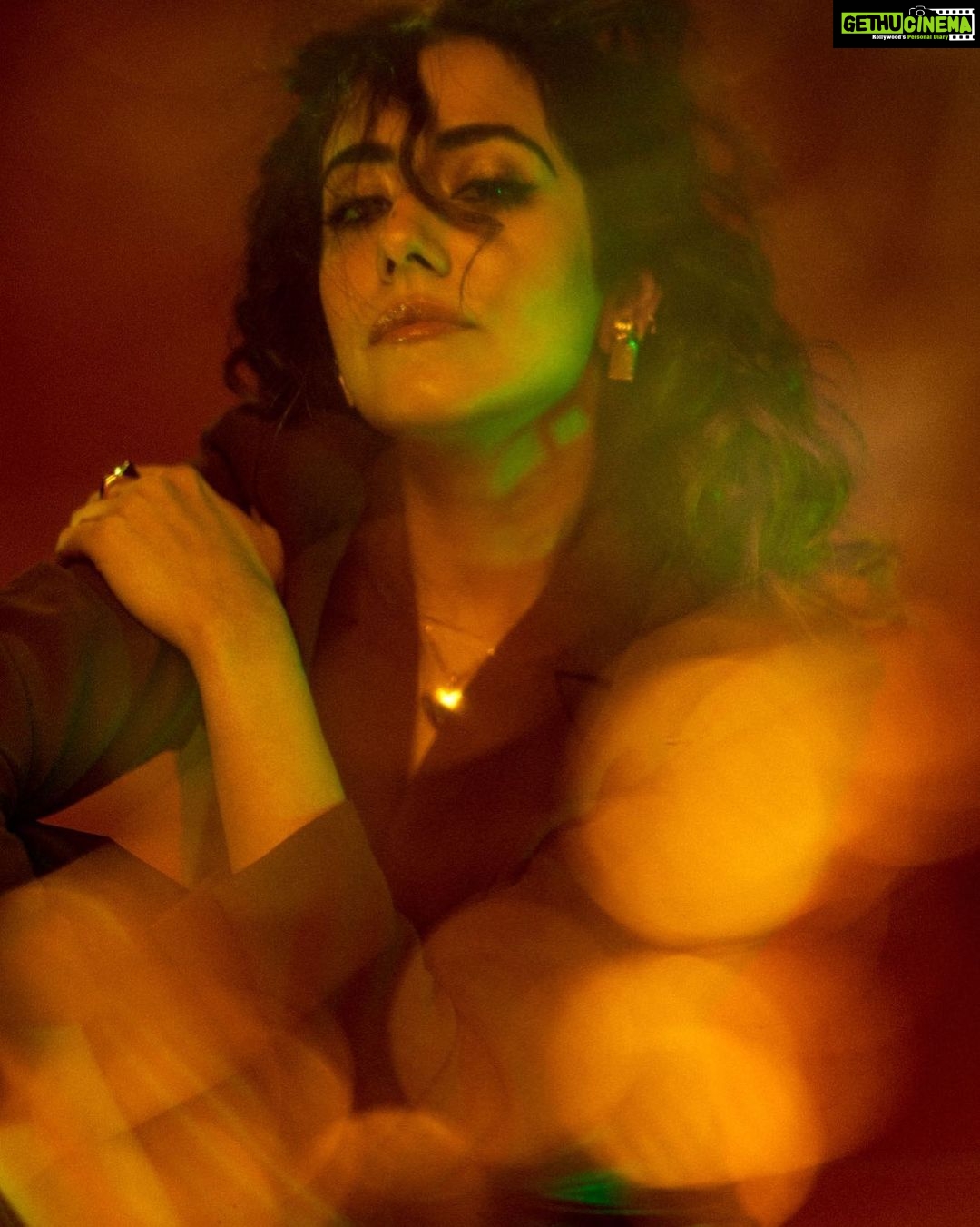 Jonita Gandhi Instagram - “A girl should be two things: Who and what she wants.” – Coco Chanel Shot by: Tejas Nerurkarr (@tejasnerurkarr) In house Stylist: Simran Kabra (@simran_kabra) Assisted by: Divijaa Shishupal (@divijaashishupal) Makeup by: Neeraj Navare (@neerajnavare.makeupartist) Hair by: Snigdha Ghosh(@snigdha_hairandmakeup) Outfit : Crop Blazer - Zara (@zara) Pants- Mannat Gupta (@labelmannatgupta) Jewellery : Earrings - Viange Vintage (@viangevintage) Rings - Bellofox (@bellofox)