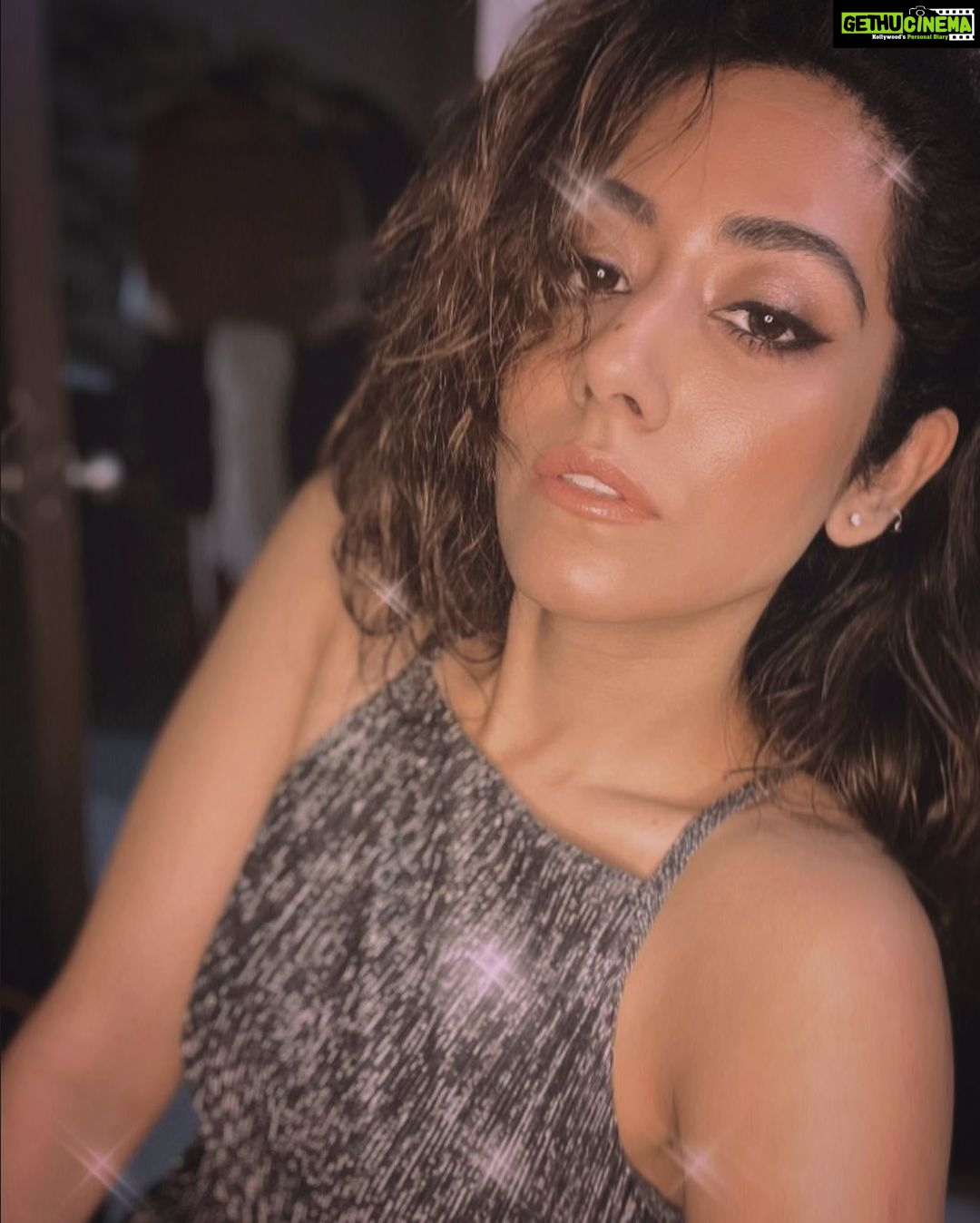 Jonita Gandhi Instagram - Twinkle twinkle little star… ✨