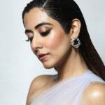 Jonita Gandhi Instagram - 💎 For @feminaindia x @mamaearth.in #beautifulindians Photo @amey_ghatge Gown @brindasneha Jewelry @aurnument Stylist @nidhijeswani Makeup @glamourbeautybysu Hair @dwyessh_hairwizard