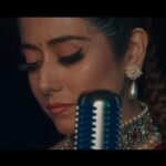 Jonita Gandhi Instagram - 𝘖𝘩 𝘩𝘢𝘶𝘭𝘪 𝘩𝘢𝘶𝘭𝘪 𝘩𝘰𝘺𝘪 𝘫𝘢𝘢𝘷𝘦 𝘥𝘰𝘰𝘳, 𝘢𝘴𝘴𝘪 𝘯𝘦𝘳𝘩𝘦 𝘯𝘦𝘳𝘩𝘦 𝘩𝘰𝘺𝘪 𝘫𝘢𝘢𝘯𝘥𝘦 𝘢𝘢𝘯... That feeling when a loved one slowly drifts away - I think we’ve all been there 🥺 3 days until Hauli Hauli drops on the @treehousevht YT channel 💙 Subscribe on YT to be notified + Pre-save now on your favourite streaming platform! Link in bio. Label: @treehousevht Directed By: @jay_skilly Lyrics: @rajfatehpuria Music: @musiccharan Mixed & Mastered: @theghatak Guitarist: @kebajer Harmonium: @pradeeppandit7 Tabla: @priyash_pathak Executive Producer: @djiceofficial Producer: @shivaanisharma Promotions by: @goldmediaa Cinematographers: @evan.avtal, @shotbyhectortoro Stage Stylist: @thesandylion Hair and Makeup: @tiellegreene Lead Actor: @mr.rajivsharma