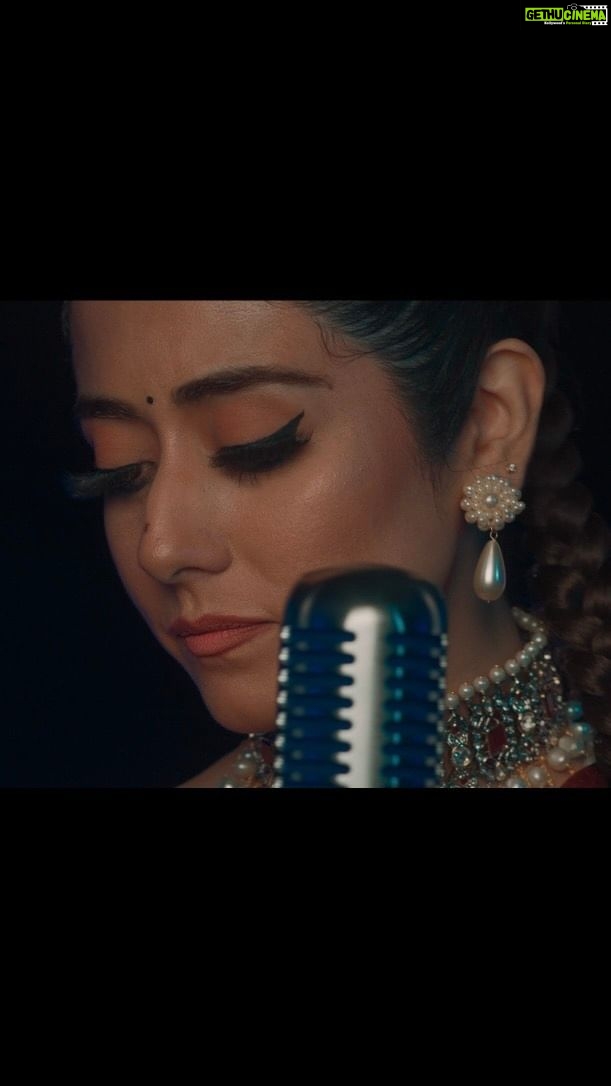 Jonita Gandhi Instagram - ππ© π©π’πΆππͺ π©π’πΆππͺ π©π°πΊπͺ π«π’π’π·π¦ π₯π°π°π³, π’π΄π΄πͺ π―π¦π³π©π¦ π―π¦π³π©π¦ π©π°πΊπͺ π«π’π’π―π₯π¦ π’π’π―... That feeling when a loved one slowly drifts away - I think weβve all been there π₯Ί 3 days until Hauli Hauli drops on the @treehousevht YT channel π Subscribe on YT to be notified + Pre-save now on your favourite streaming platform! Link in bio. Label: @treehousevht Directed By: @jay_skilly Lyrics: @rajfatehpuria Music: @musiccharan Mixed & Mastered: @theghatak Guitarist: @kebajer Harmonium: @pradeeppandit7 Tabla: @priyash_pathak Executive Producer: @djiceofficial Producer: @shivaanisharma Promotions by: @goldmediaa Cinematographers: @evan.avtal, @shotbyhectortoro Stage Stylist: @thesandylion Hair and Makeup: @tiellegreene Lead Actor: @mr.rajivsharma