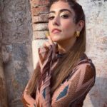 Jonita Gandhi Instagram - B̷l̷e̷n̷d̷ ̷I̷n̷ Stand Out. 🐴🦄 Stylist: @pallavi_85 Hair: @dwyessh_hairwizard Makeup: @glamourbeautybysu Top: @nikitamhaisalkar Nail Accents: @kavyapotluriofficial