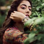 Jonita Gandhi Instagram - Don’t stop be-leafing 🌱 For: @thecandymag Creative Director: @farrahkader Photographed by: @shreyansdungarwal Styling by: @style_tubbies Makeup & Hair Artist: @kanika_arrora Assistant stylist: @vipulalala Words by: @tanishka.juneja Location: @grandhyattmumbai Artist PR: @kushprbrand Alliance partner: @volokal Wearing Verve Bandeau Top in Harmonize Camo: @arokaofficial Rust Red Jacket: @saundhindia Green Los Angeles Pants: @aaprolabel Co-ordinated by: @urjaaphatak Silver Jewelery: @sangeetaboochra Cobalt Point Toe Pump: @heelandbucklelondon #candymagin
