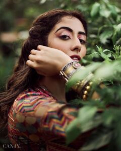Jonita Gandhi Instagram - Don’t stop be-leafing 🌱

For: @thecandymag
Creative Director: @farrahkader
Photographed by: @shreyansdungarwal
Styling by: @style_tubbies
Makeup & Hair Artist: @kanika_arrora
Assistant stylist: @vipulalala
Words by: @tanishka.juneja
Location: @grandhyattmumbai
Artist PR: @kushprbrand
Alliance partner: @volokal

Wearing 
Verve Bandeau Top in Harmonize Camo: @arokaofficial
Rust Red Jacket: @saundhindia
Green Los Angeles Pants: @aaprolabel
Co-ordinated by: @urjaaphatak
Silver Jewelery: @sangeetaboochra
Cobalt Point Toe Pump: @heelandbucklelondon

#candymagin