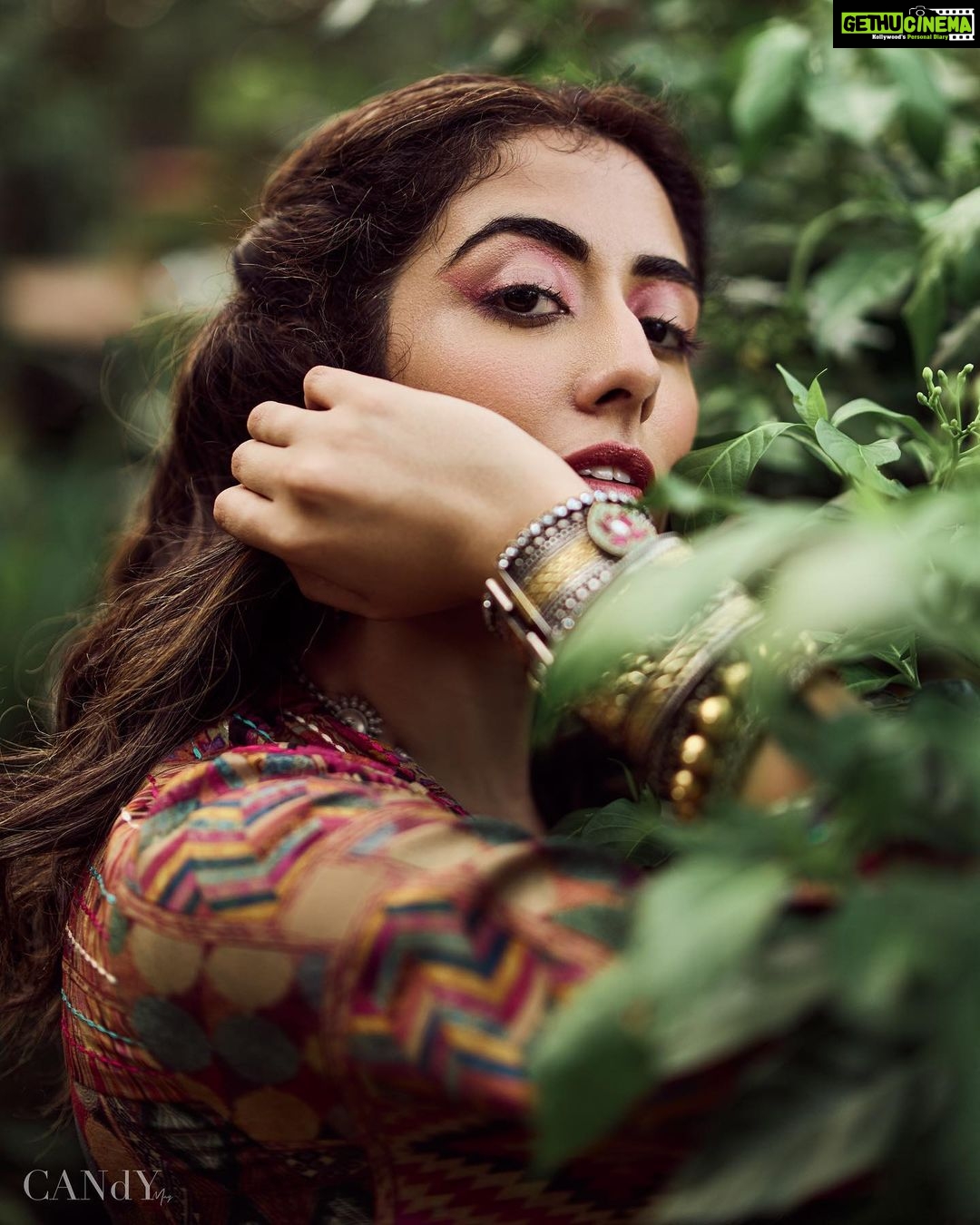 Jonita Gandhi - 220.7K Likes - Donāt stop be-leafing š±
For: @thecandymag
Creative Director: @farrahkader
Photographed by: @shreyansdungarwal
Styling by: @style_tubbies
Makeup & Hair Artist: @kanika_arrora
Assistant stylist: @vipulalala
Words by: @tanishka.juneja
Location: @grandhyattmumbai
Artist PR: @kushprbrand
Alliance partner: @volokal
Wearing
Verve Bandeau Top in Harmonize Camo: @arokaofficial
Rust Red Jacket: @saundhindia
Green Los Angeles Pants: @aaprolabel
Co-ordinated by: @urjaaphatak
Silver Jewelery: @sangeetaboochra
Cobalt Point Toe Pump: @heelandbucklelondon
#candymagin